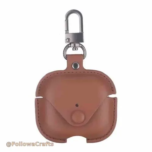 Funda de cuir AirPods sobre fons blanc