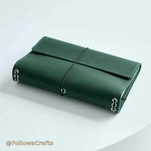 Coberta de llibre de cuir marró ajustable amb logotip personalitzat de llapis