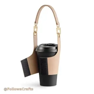 Màniga de cuir de la tassa de cafè en una tassa per emportar