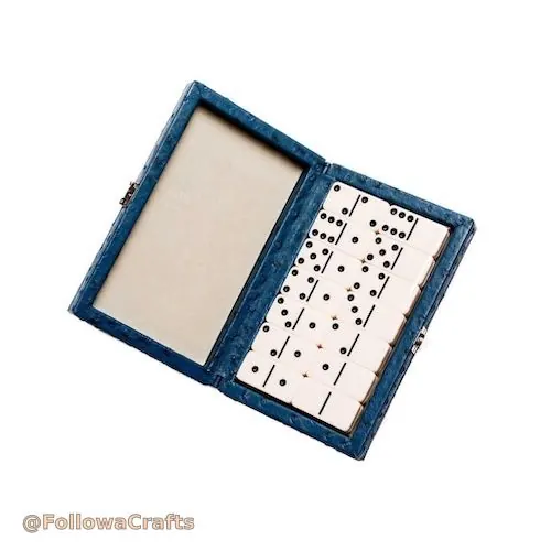 Hnědá kožená domino krabice otevřená s domino dlaždicemi