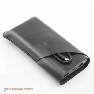 Schwaarz Lieder Power Bank Hülse mat enger Power Bank