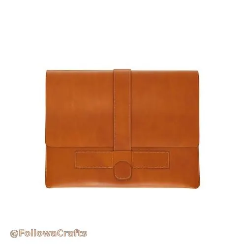 Étui pour tablette en cuir marron ouvert avec iPad à l'intérieur