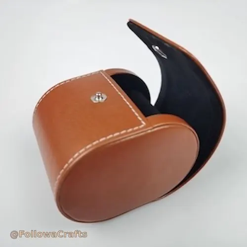 Rotolo per orologio in pelle PU a slot singolo su sfondo bianco