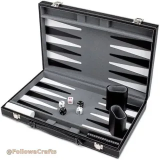 Set de backgammon de cuir de luxe en maletí obert amb peces