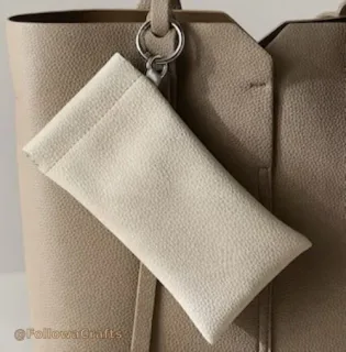 An der Tasche befestigter Quetschbeutel, Demo zur Quetschöffnung, individuelle Farben und Texturen.