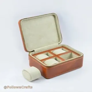 Quadratische Uhrenbox aus PU-Leder mit 4 Fächern und offenem Reißverschluss mit Kissen